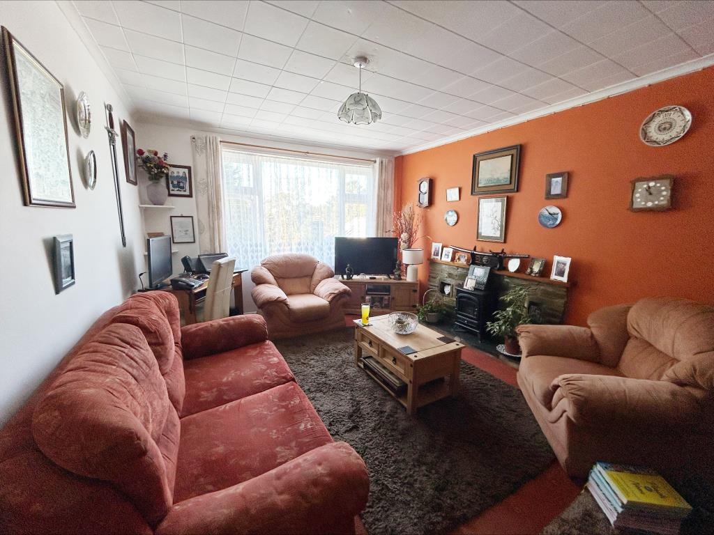 Lot: 159 - FREEHOLD RESIDENTIAL INVESTMENT - Flat D Living Room